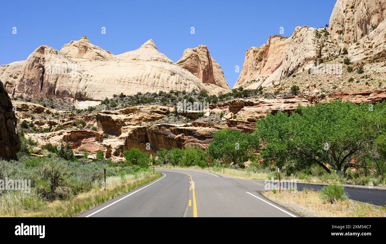 La route 24 de l'État de l'Utah approche du Navajo Dome dans le parc national de Capitol Reef Banque D'Images