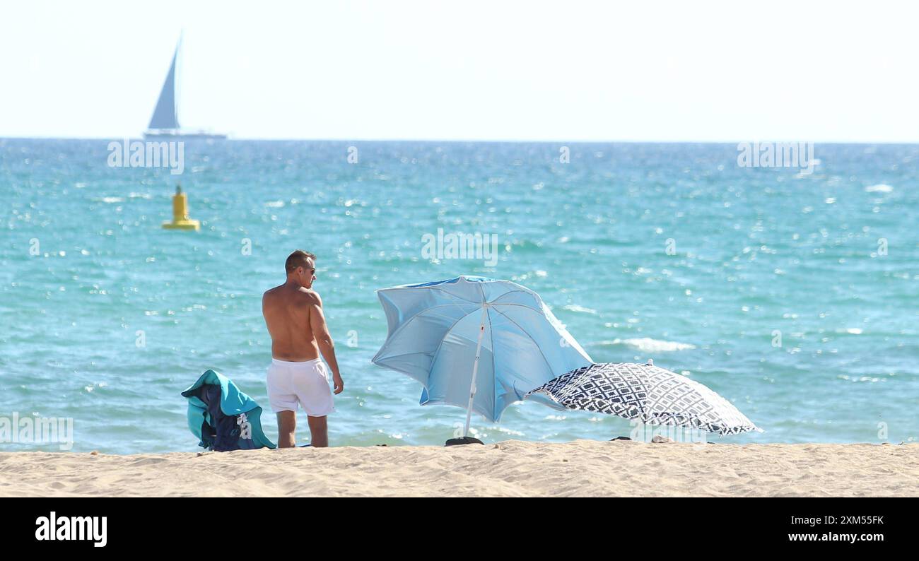 Ein Mann Steht BEI Temperaturen über 35 Grad am Stand von Playa de Palma. Mallorca Hambourg *** Un homme se tient sur la plage de Playa de Palma Mallorca Hambourg à des températures de plus de 35 degrés Banque D'Images