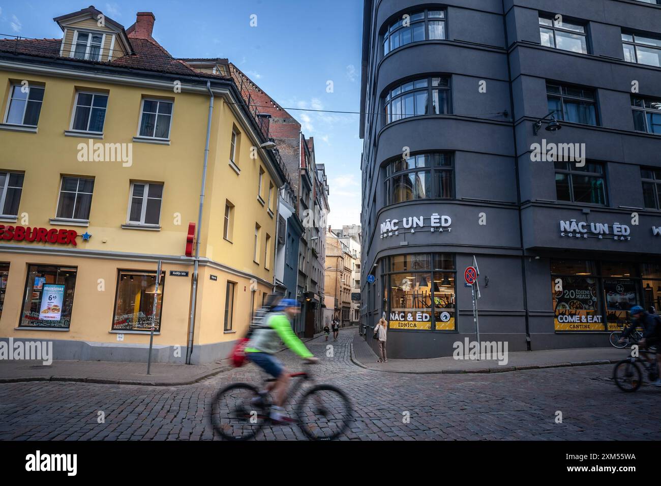 Photo d'un vélo passant à vitesse à Vecriga, à Riga, lettonie. Vecriga ('Vieux Riga') est le centre historique et un quartier (comme Vecpilseta) Banque D'Images