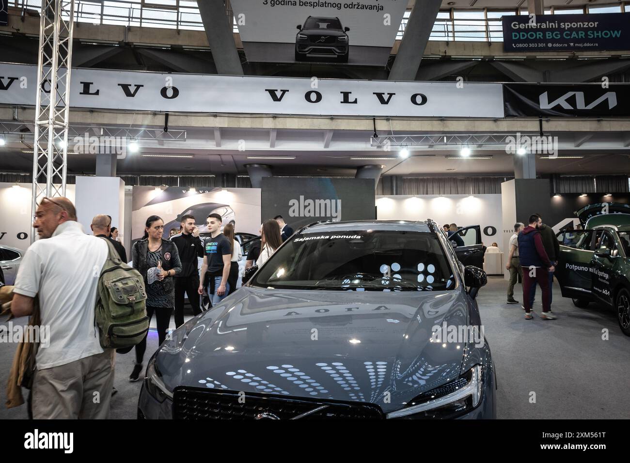 Photo d'une enseigne avec le logo de volvo sur leur deaership à Belgrade. Volvo Cars AB est une multinationale suédoise de véhicules de luxe. Vol Banque D'Images