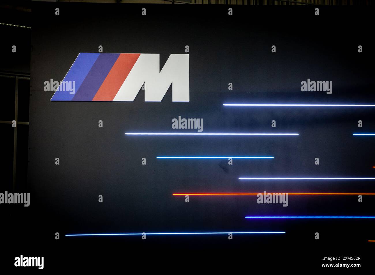 Photo d'une enseigne avec le logo de BMW M sur leur concession à belgrade. BMW M GmbH, anciennement BMW Motorsport GmbH, est une filiale de BMW AG Banque D'Images