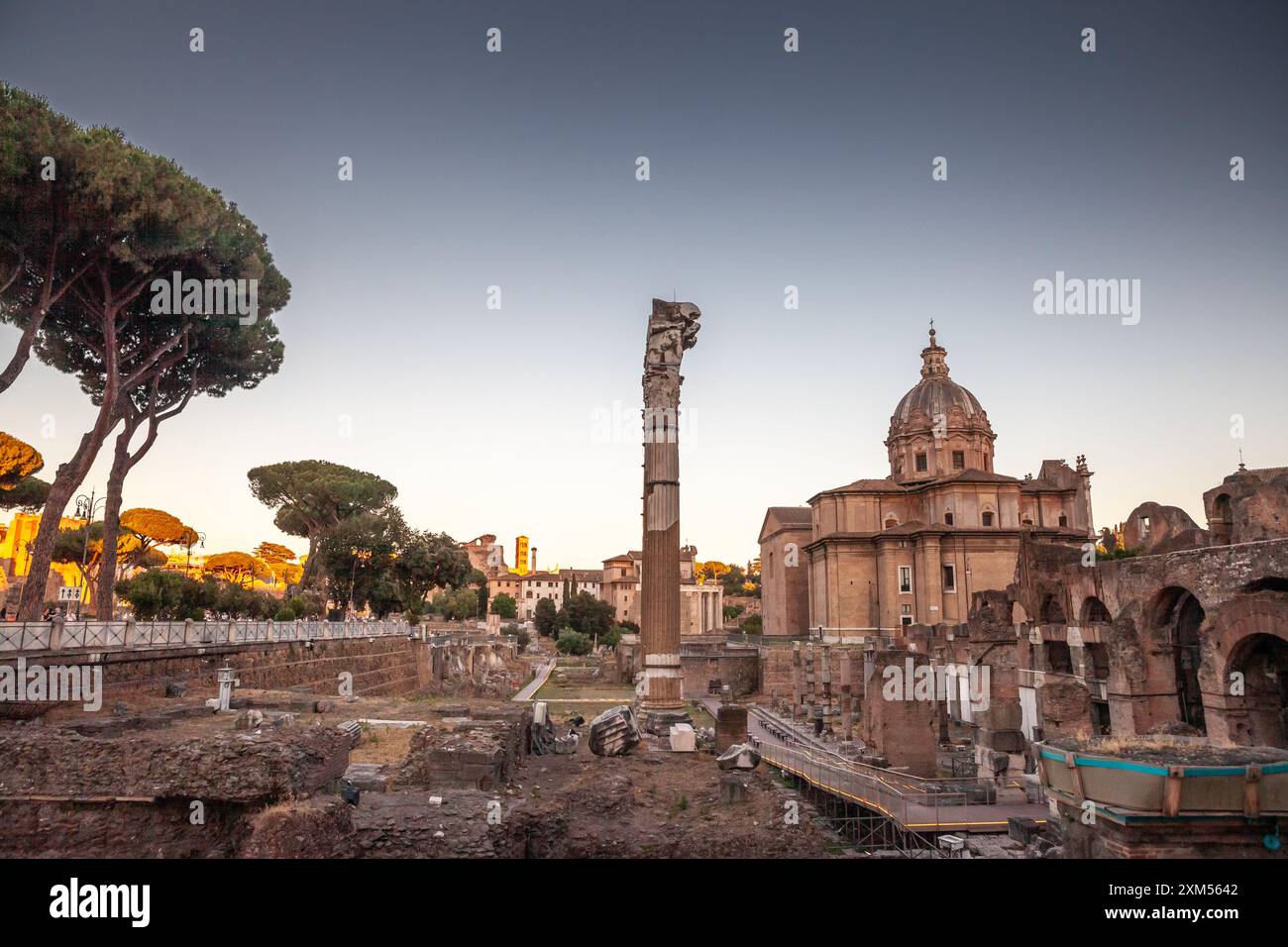 Photo d'un panorama de Foro romano à Rome, italie. Le Forum Romain, également connu sous son nom latin Forum Romanum, est un forum rectangulaire entouré par Banque D'Images