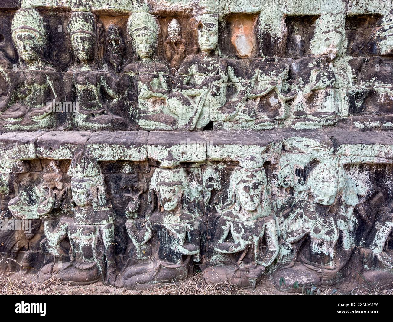 La terrasse du Roi lépreux, partie de la ville fortifiée d'Angkor Thom, un complexe de temples en ruines au Cambodge. Banque D'Images La terrasse du Roi lépreux, partie de la ville fortifiée d'Angkor Thom, un complexe de temples en ruines au Cambodge. Banque D'Images