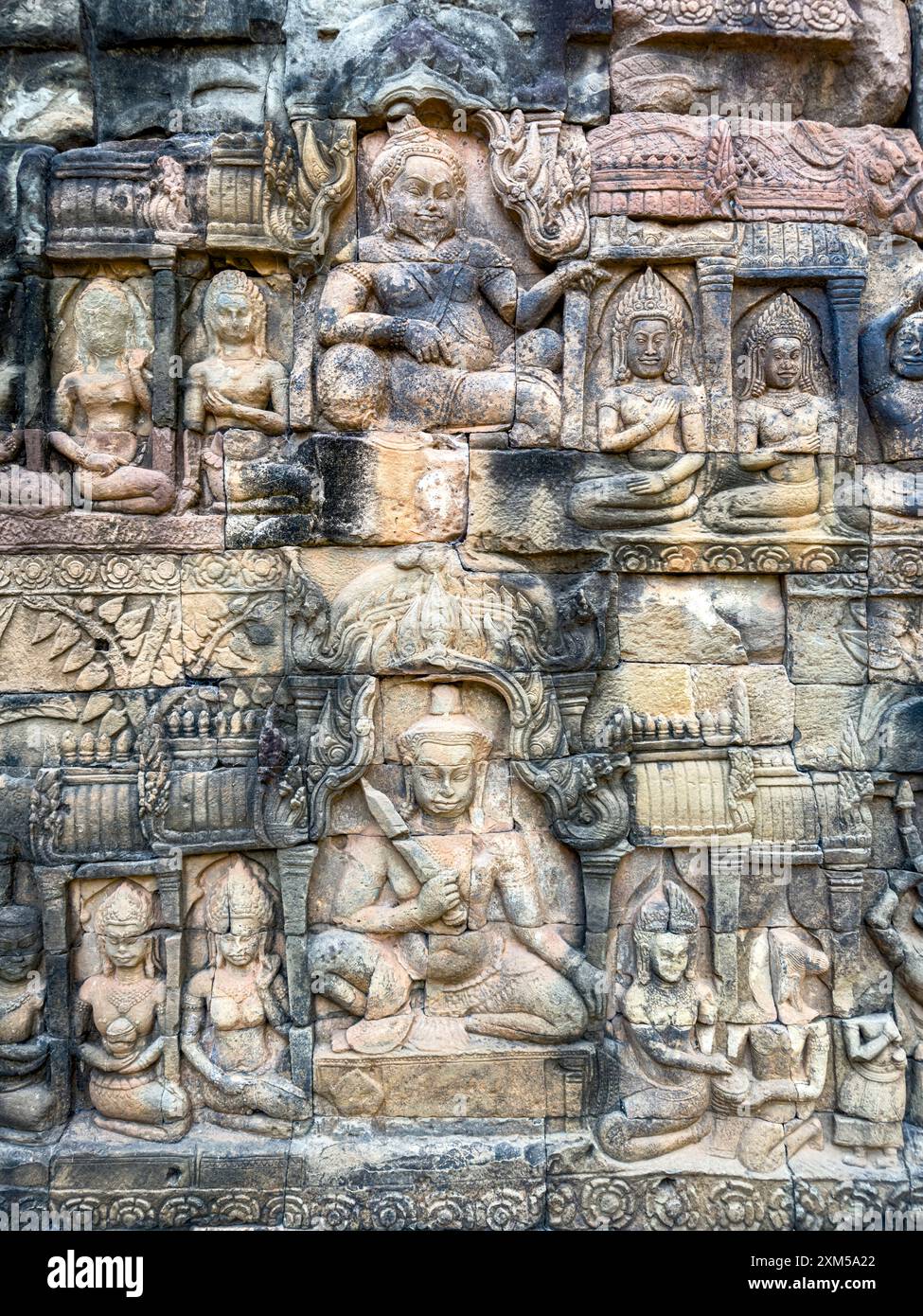La terrasse du Roi lépreux, partie de la ville fortifiée d'Angkor Thom, un complexe de temples en ruines au Cambodge. Banque D'Images La terrasse du Roi lépreux, partie de la ville fortifiée d'Angkor Thom, un complexe de temples en ruines au Cambodge. Banque D'Images