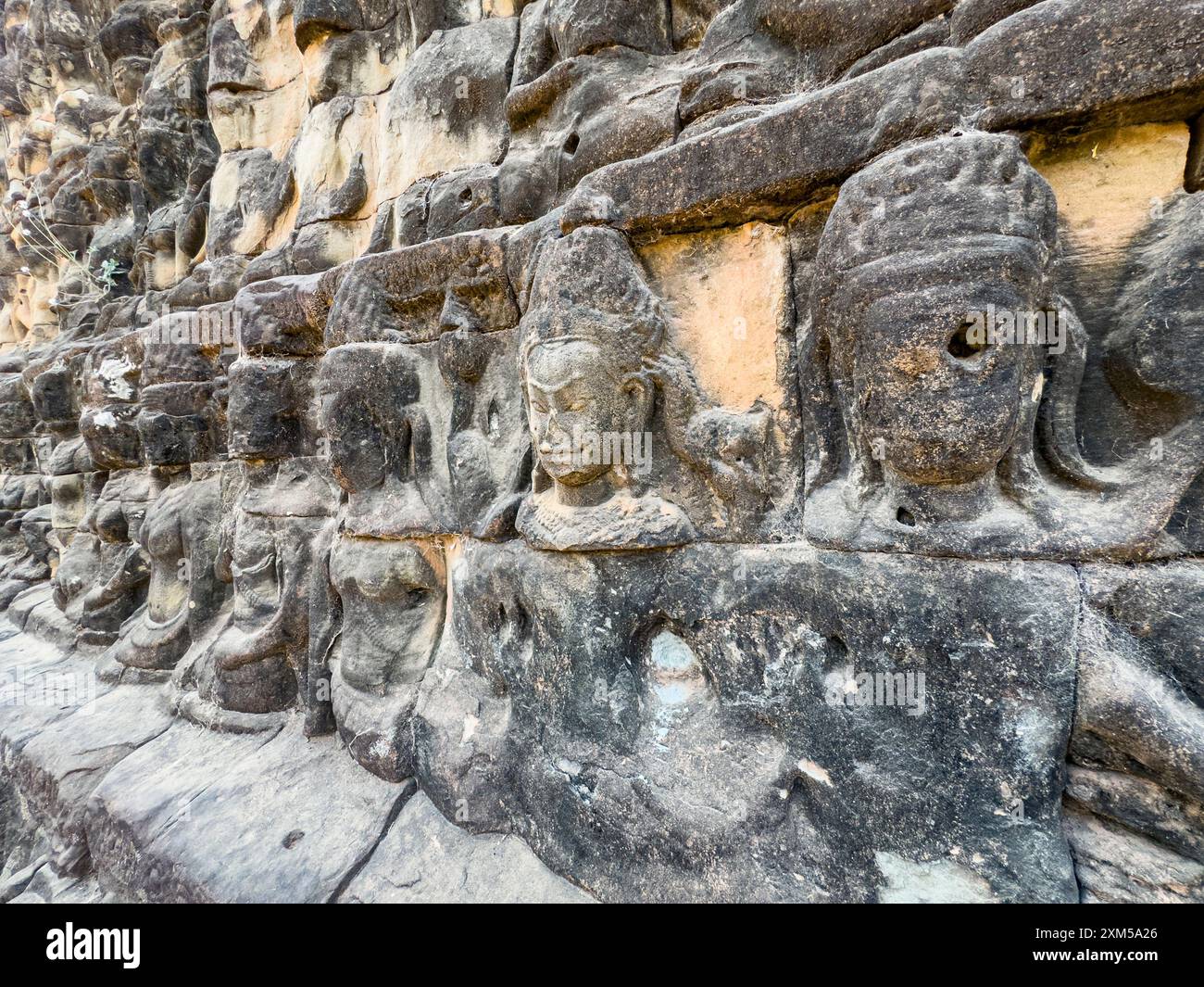 La terrasse du Roi lépreux, partie de la ville fortifiée d'Angkor Thom, un complexe de temples en ruines au Cambodge. Banque D'Images La terrasse du Roi lépreux, partie de la ville fortifiée d'Angkor Thom, un complexe de temples en ruines au Cambodge. Banque D'Images