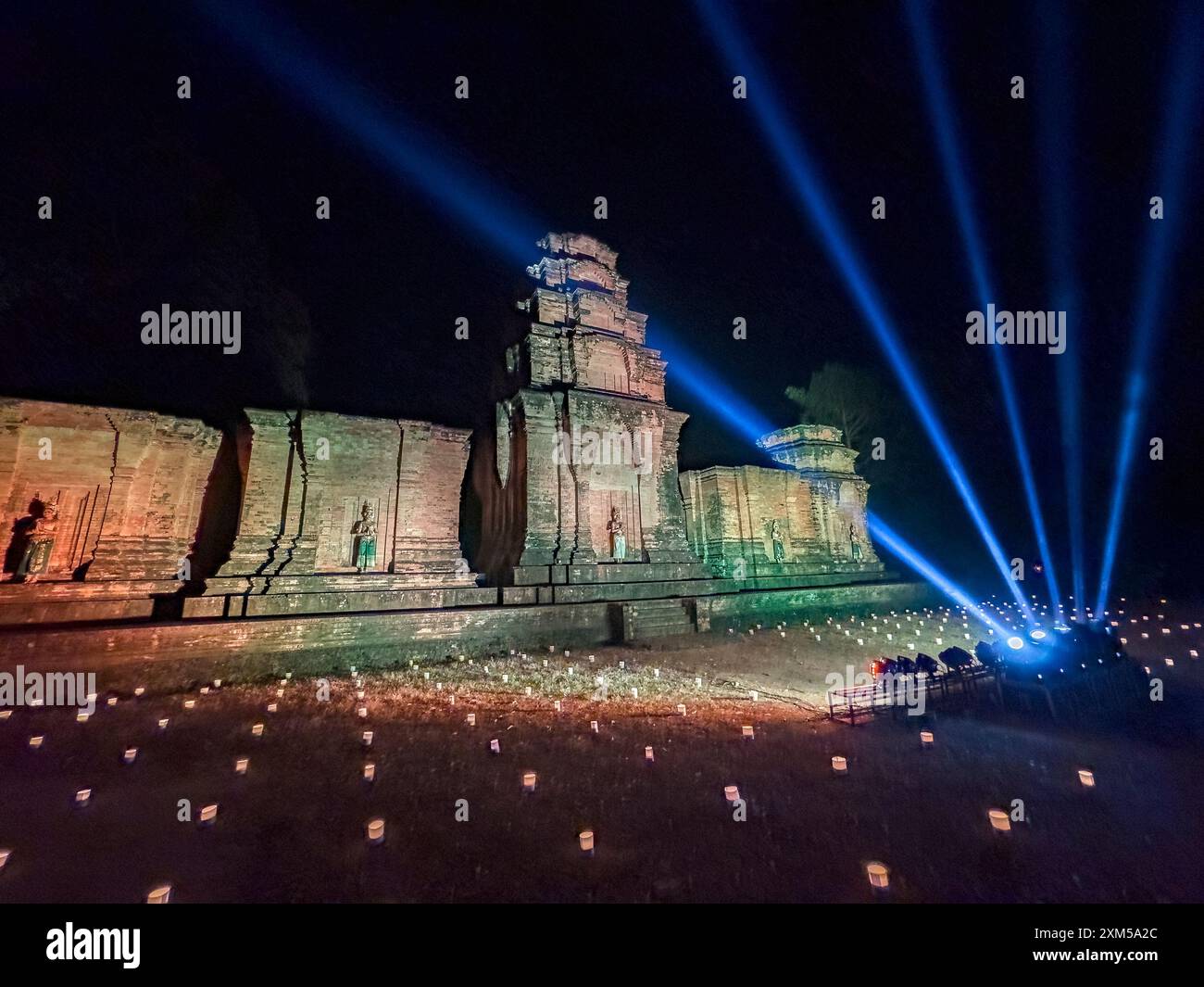 Danseurs Apsara se produisant dans le temple Prasat Kravan, dédié à Vishnu en 921, pendant le dîner, Angkor, Cambodge. Banque D'Images Danseurs Apsara se produisant dans le temple Prasat Kravan, dédié à Vishnu en 921, pendant le dîner, Angkor, Cambodge. Banque D'Images