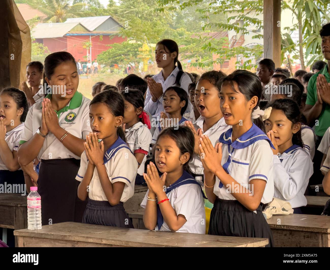 Écoliers à l'école verte de Kampong Tralach, Cambodge. Banque D'Images