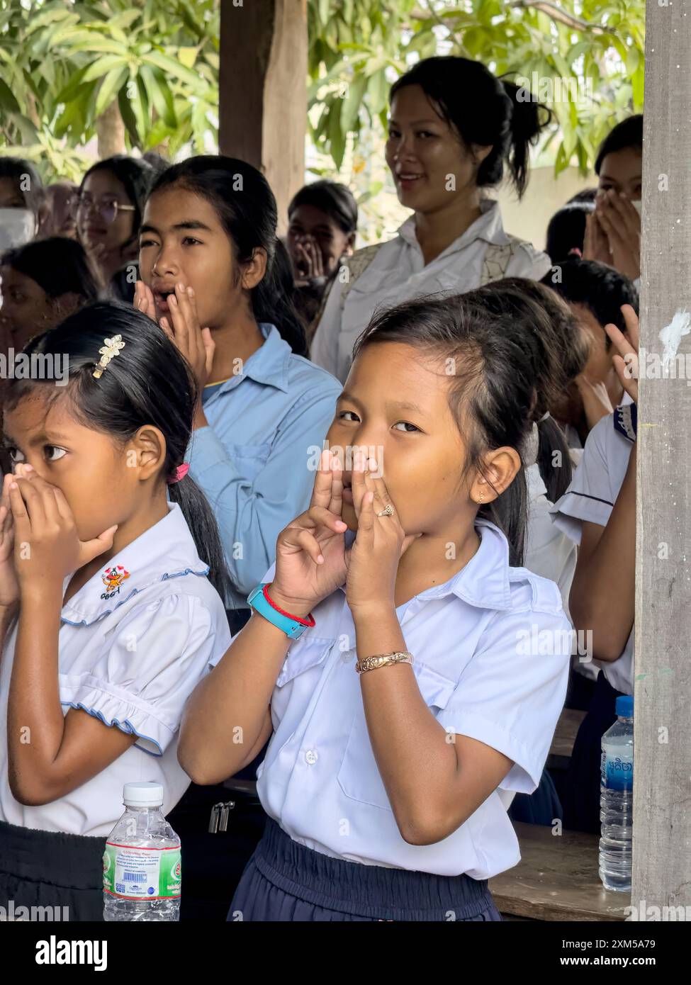 Écoliers à l'école verte de Kampong Tralach, Cambodge. Banque D'Images