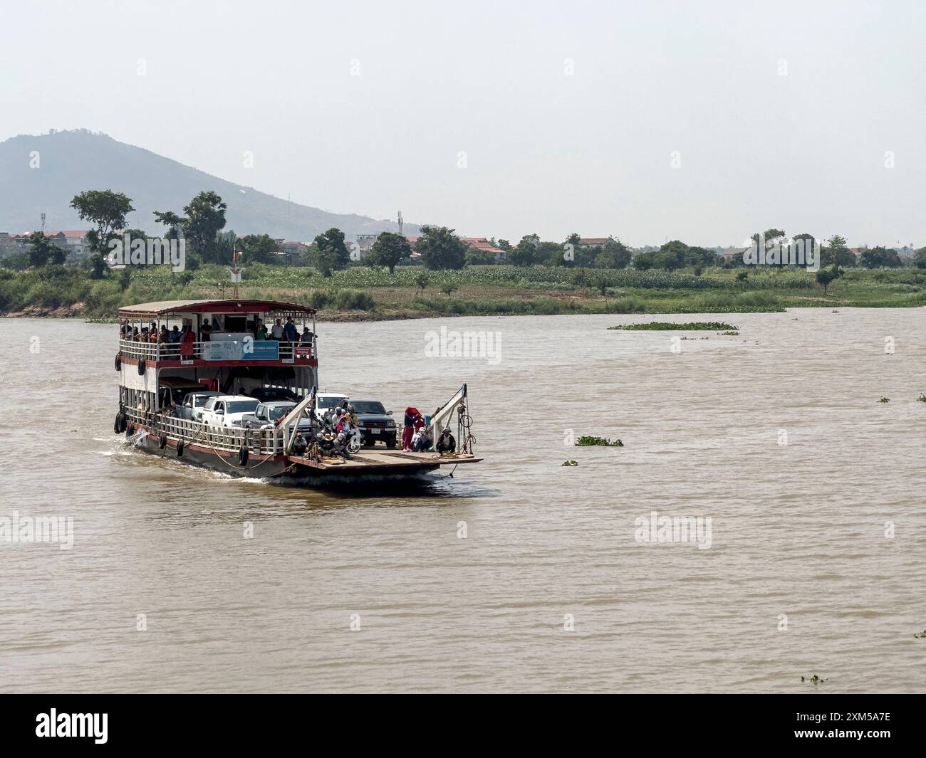 Une voiture et un ferry de passagers sur le fleuve Tonlé SAP, Cambodge. Banque D'Images