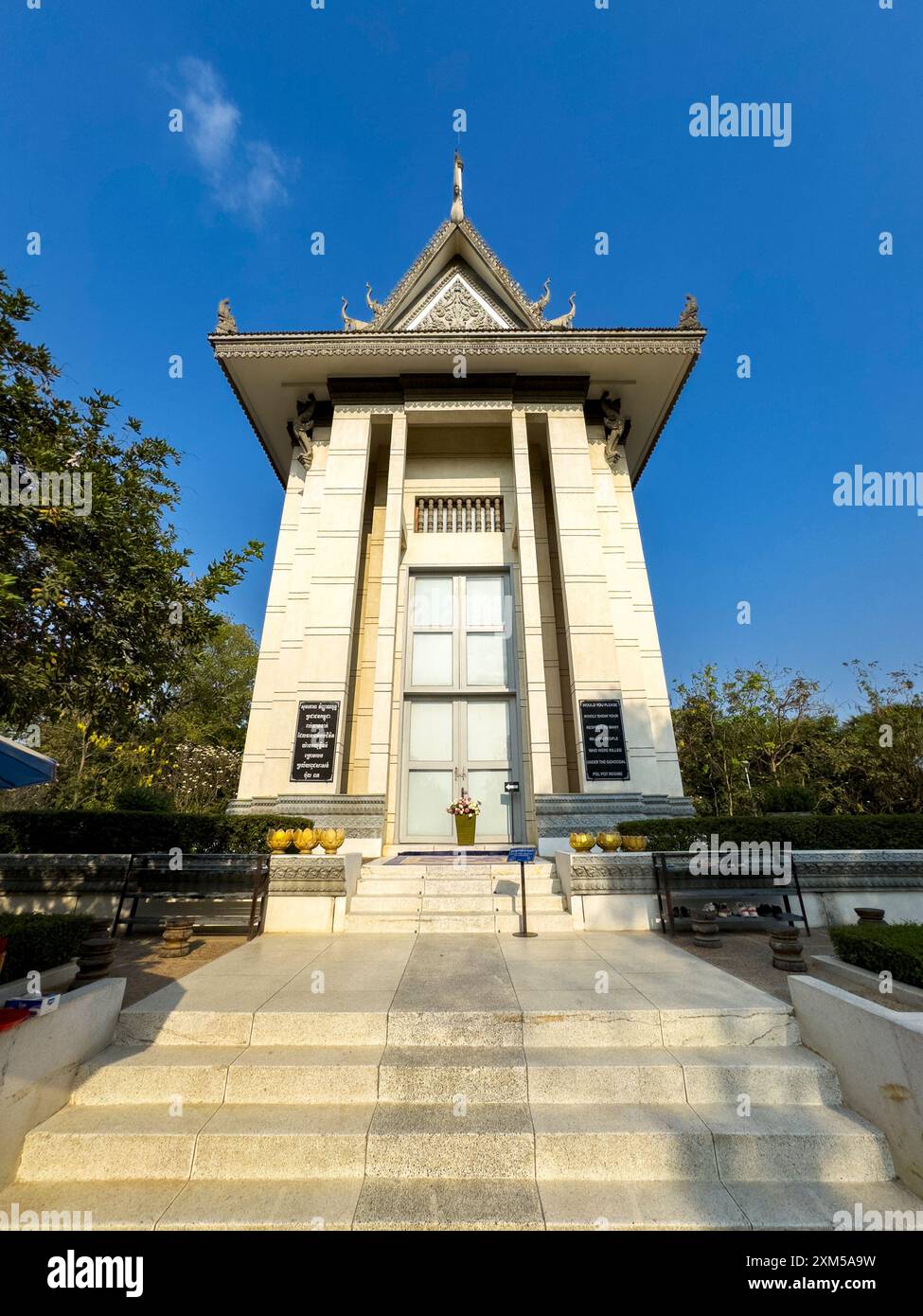 Un bâtiment dédié aux personnes tuées pendant le conflit Khmer Rouge à Choueng Ek, Phnom Pehn, Cambodge. Banque D'Images Un bâtiment dédié aux personnes tuées pendant le conflit Khmer Rouge à Choueng Ek, Phnom Pehn, Cambodge. Banque D'Images