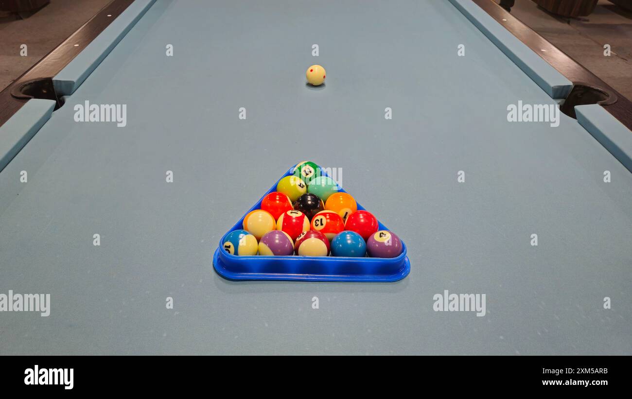 Balles dans un rack triangulaire. piscine à 8 balles, queues de billard sport, sport de piscine. Banque D'Images