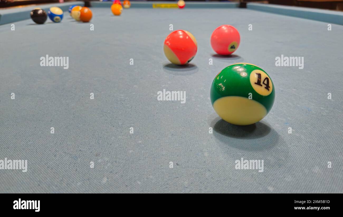 Gros plan des balles de billard sur un jeu de sport de table gris connu sous le nom de piscine à huit balles, six poches, sports de queue. Banque D'Images