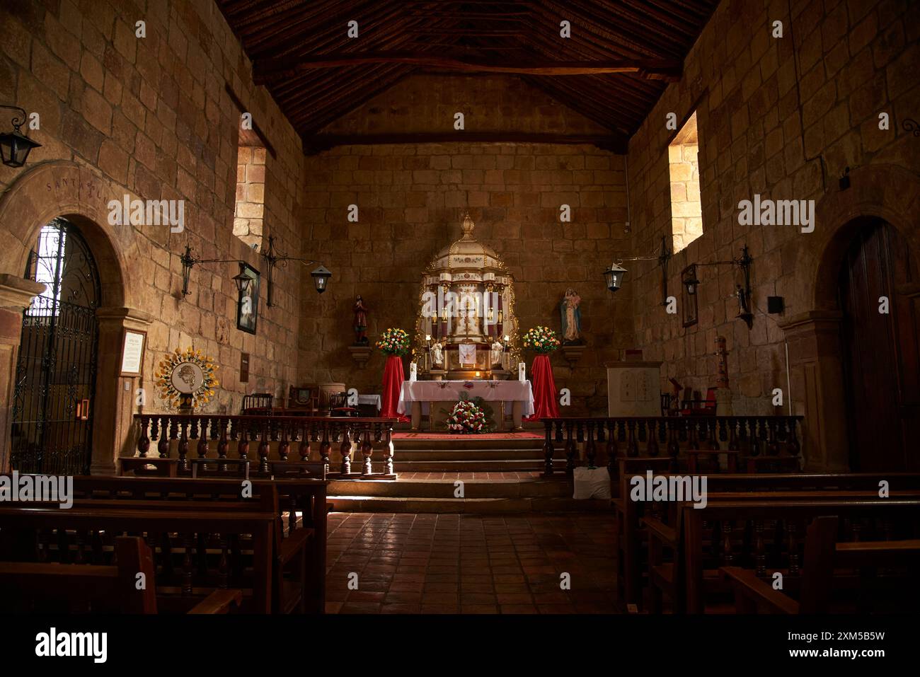 Guane, Santander, Colombie ; 26 novembre 2022 : intérieur du Sanctuaire Santa Lucia de Guane, une petite chapelle catholique d'archite colonial traditionnel Banque D'Images