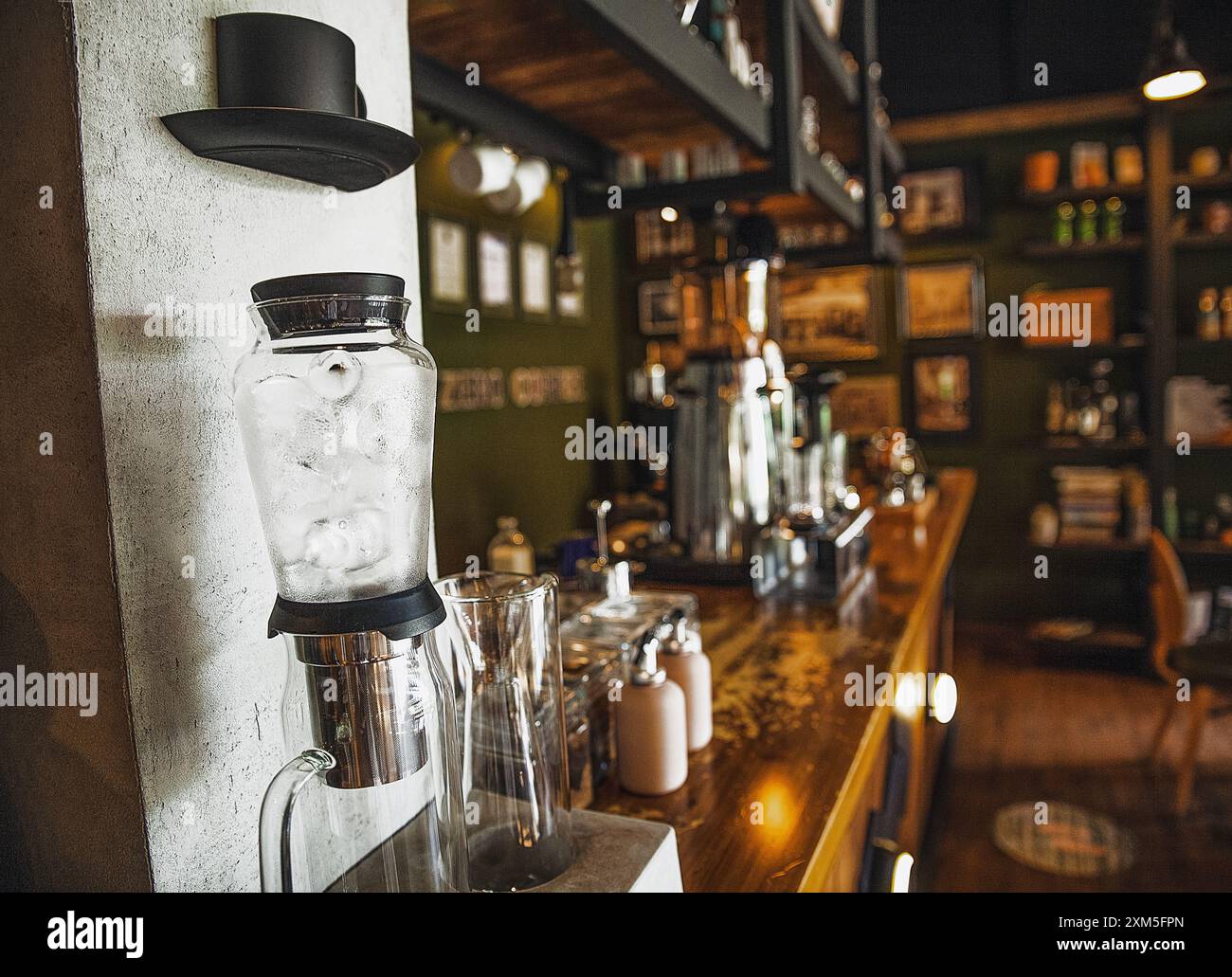 Alanya, Turquie, 15 septembre 2020 : un comptoir avec machine à café et équipement de brassage dans un café élégant Banque D'Images