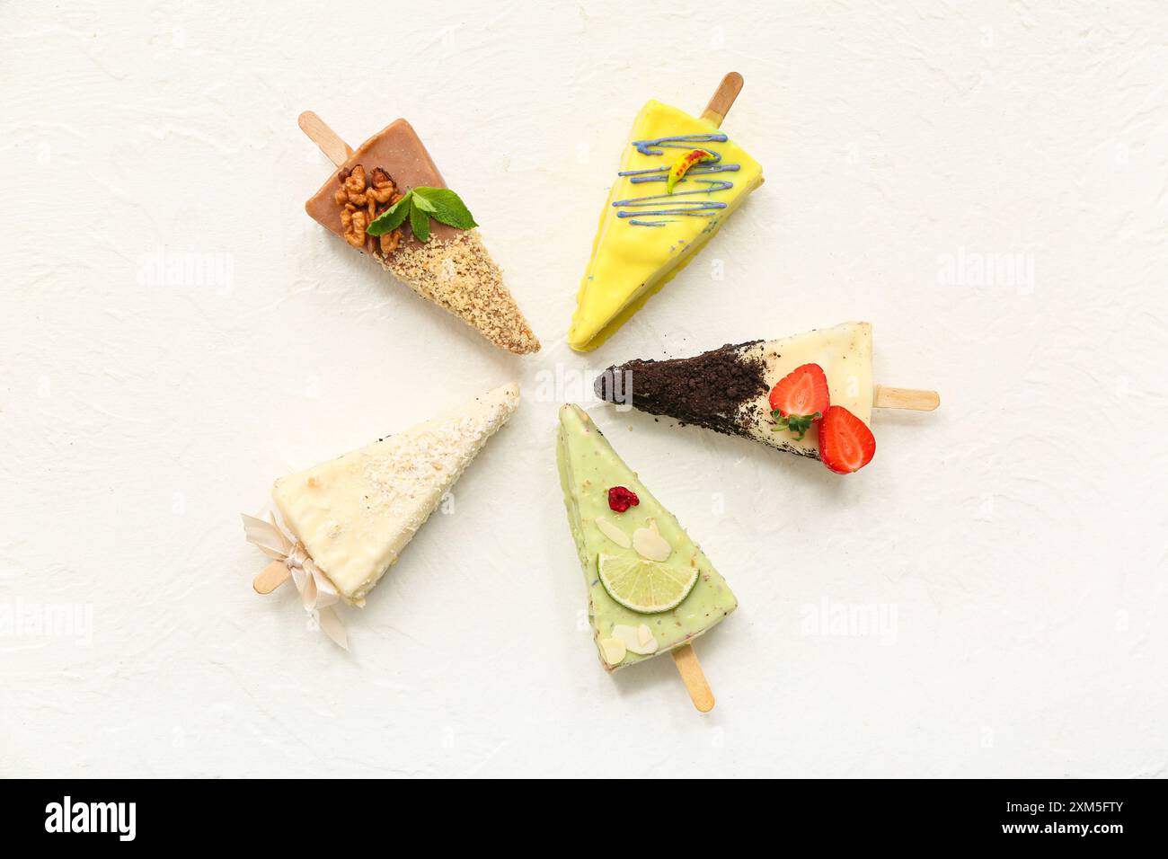 Savoureux cheesecake POPS sur fond blanc Banque D'Images