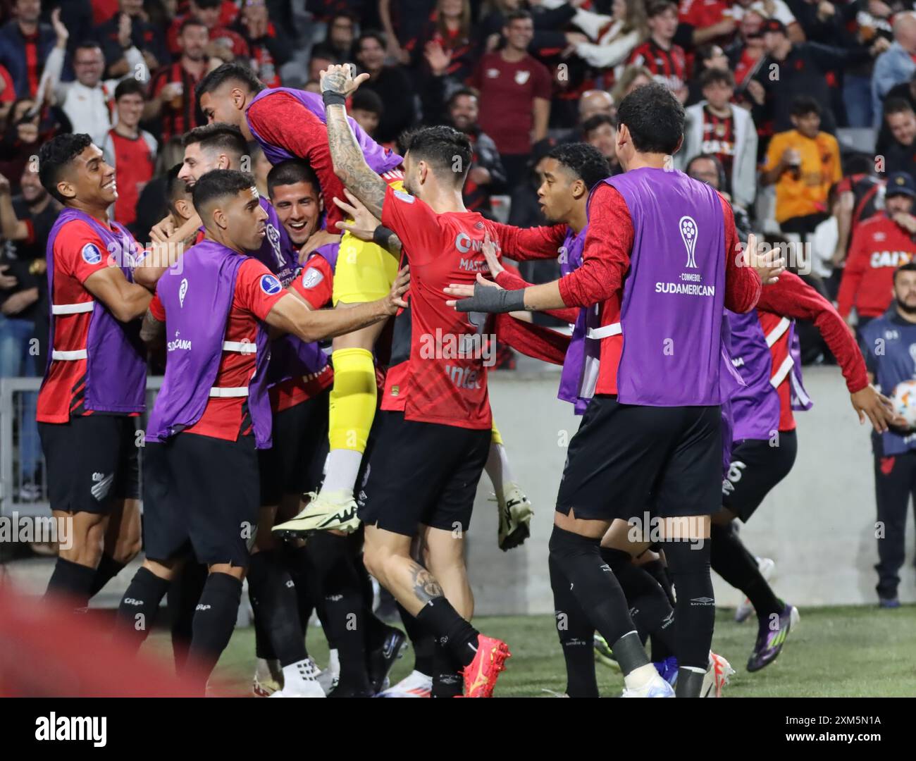 Curitiba, Parana, Brésil. 25 juillet 2024. Curitiba (PR), 07/25/2024- FOOTBALL/CUP SUL-AMERICANA/ATHLETICO PR/CERRO PORTEÃƒ''˜O - Cuello de l'Athletico Paranaense marque et célèbre son but, contre Cerro PorteÃƒÂ±o dans la deuxième manche de la ronde des 16 séries éliminatoires de la Copa Sul -Americana, à la Ligga Arena dans la nuit de ce jeudi 25 juillet 2024. (Crédit image : © Edson de Souza/TheNEWS2 via ZUMA Press Wire) USAGE ÉDITORIAL SEULEMENT! Non destiné à UN USAGE commercial ! Banque D'Images