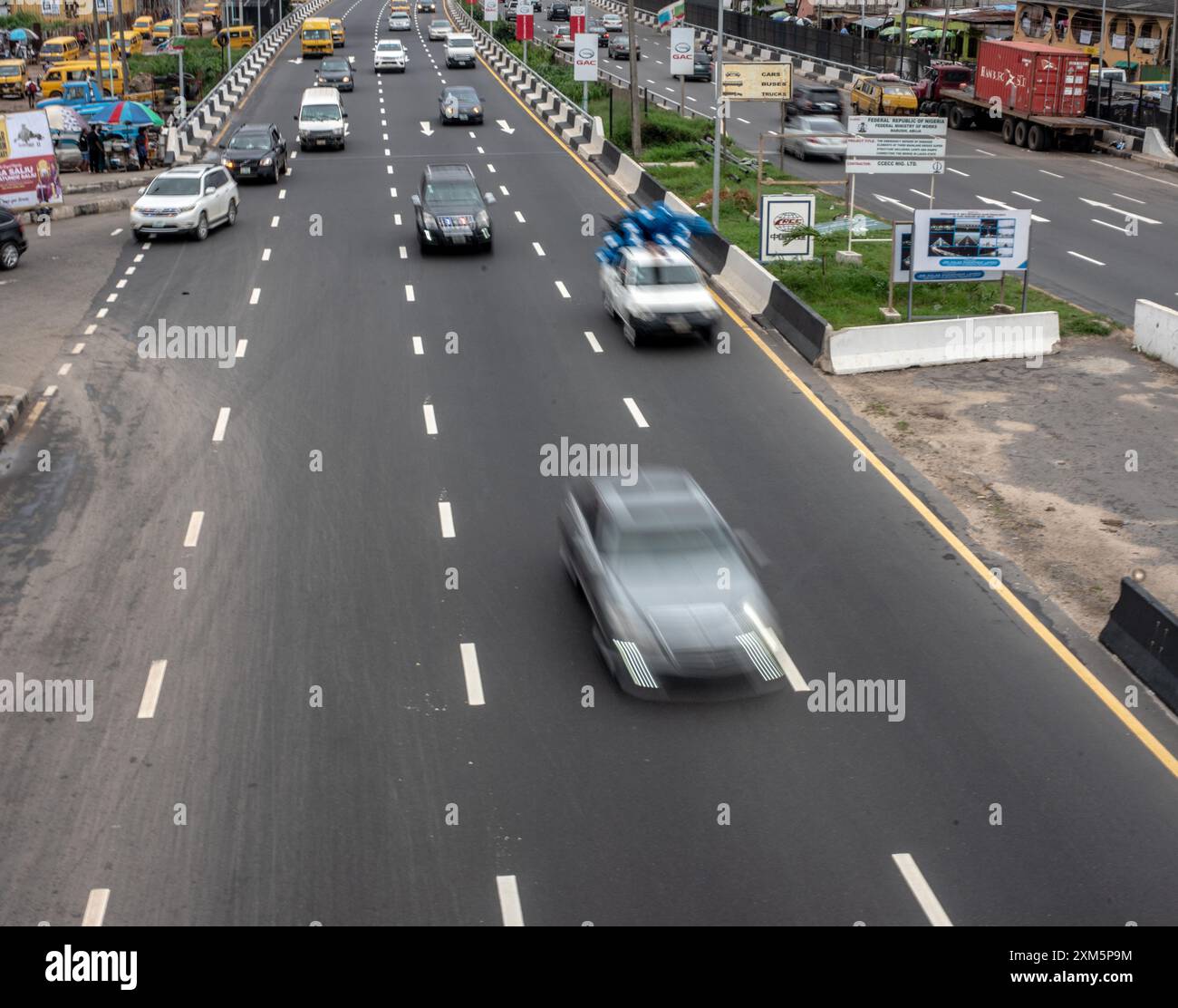 Circulation légère à l'entrée et à la sortie du Third Mainland Bridge, vue dans la région d'Iyana Oworo à Lagos, Nigeria, le 20 juillet 2023. Les prix du carburant ont grimpé à 680 nairas Banque D'Images