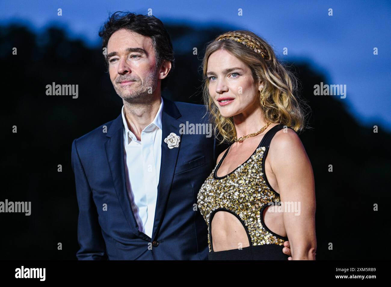 Paris, France. 26 juillet 2024. Antoine Arnault et Natalia Vodianova posant pour des photos sur le tapis rouge lors du Prélude aux Jeux Olympiques organisé à la Fondation Louis Vuitton à Paris, France, le 25 juillet 2024. (Photo par Anthony Behar/Sipa USA) crédit : Sipa USA/Alamy Live News Banque D'Images