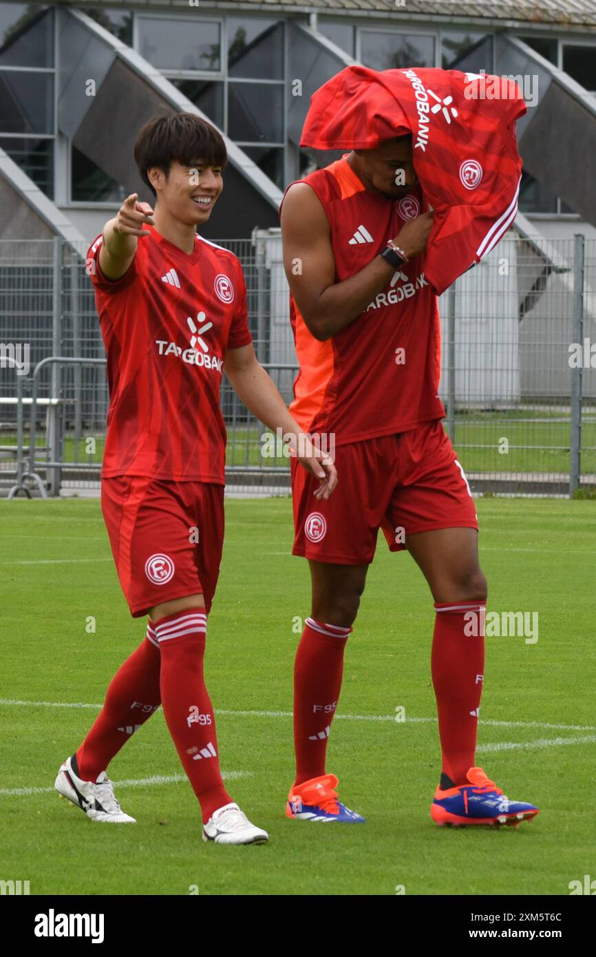 V.l.n.r. Ao Tanaka Hat Spass daran das sich Emmanuel Iyoha ( Fortuna Duesseldorf ) beim essen unter seinem Trikot versteckt. GER, Fussball, Fortuna Duesseldorf Teampraesentation saison 2024/25, 25.07.2024 LA RÉGLEMENTATION DFL/DFB INTERDIT TOUTE UTILISATION DE PHOTOGRAPHIES COMME SÉQUENCES D'IMAGES ET/OU QUASI-VIDÉO Foto : Eibner-Pressefoto/Thomas Thienel Banque D'Images