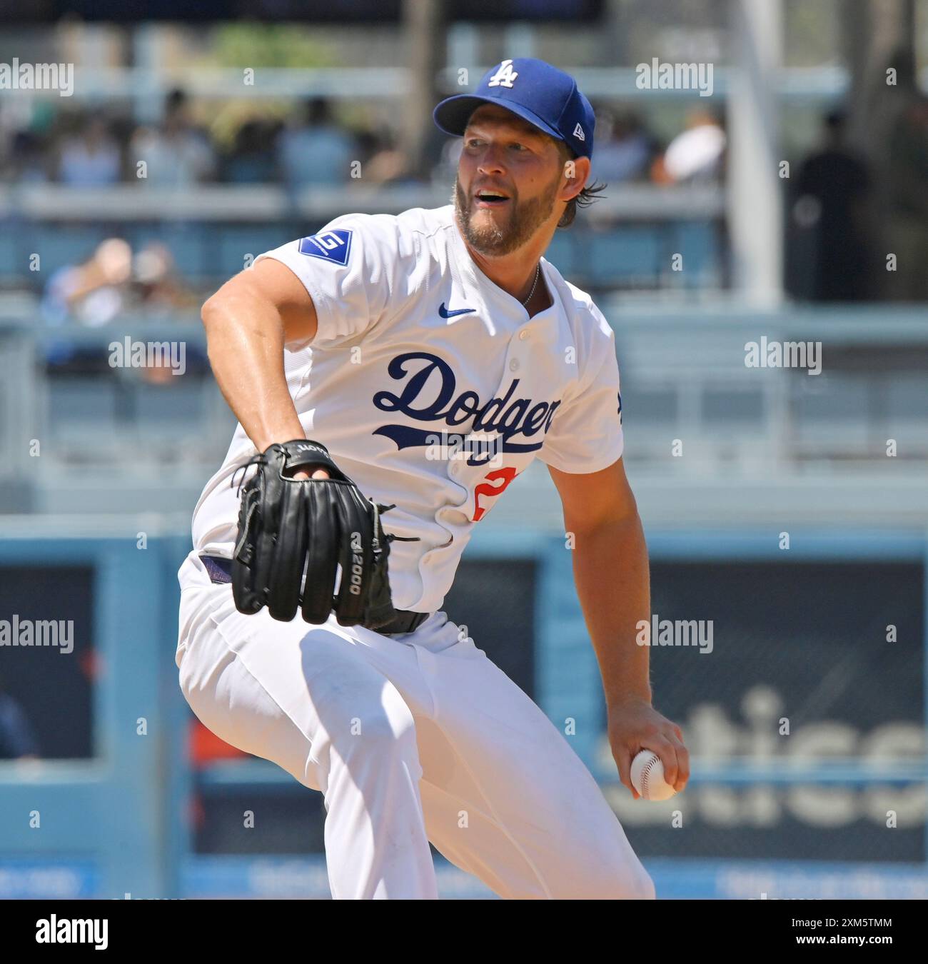 Los Angeles, États-Unis. 25 juillet 2024. Clayton Kershaw, lanceur de départ des Dodgers de Los Angeles, se termine pour livrer en troisième manche contre les Giants de San Francisco au Dodger Stadium de Los Angeles le jeudi 25 juillet 2024. Kershaw en a frappé six et a abandonné deux manches en quatre manches lors de son premier début de saison pour les Dodgers. Photo de Jim Ruymen/UPI crédit : UPI/Alamy Live News Banque D'Images