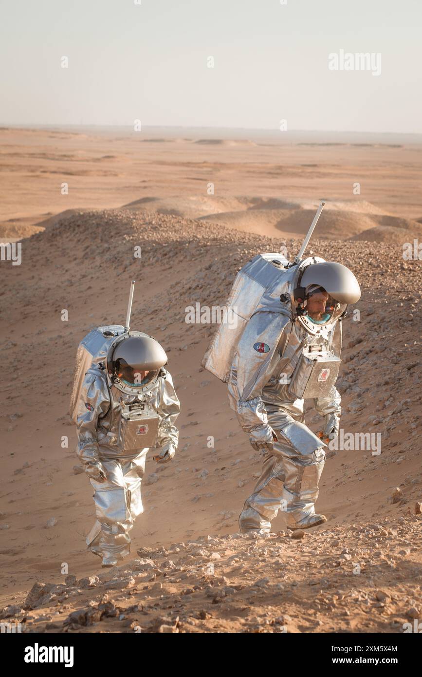 Deux astronautes analogiques participent à une expédition de simulation de mars dans la région de Dhofar, Oman. AMADEE-18, Forum autrichien de l'espace, février 2018 Banque D'Images