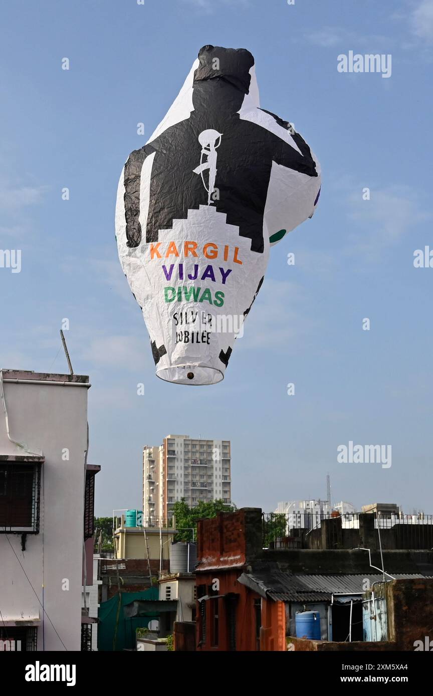 Kolkata, Inde. 25 juillet 2024. KOLKATA, INDE - JUILLET 25 : les gens volent une montgolfière spéciale pour marquer le 25e anniversaire de la guerre de Kargil le 25 juillet 2024 à Kolkata, en Inde. (Photo de Samir Jana/Hindustan Times/Sipa USA) crédit : Sipa USA/Alamy Live News Banque D'Images