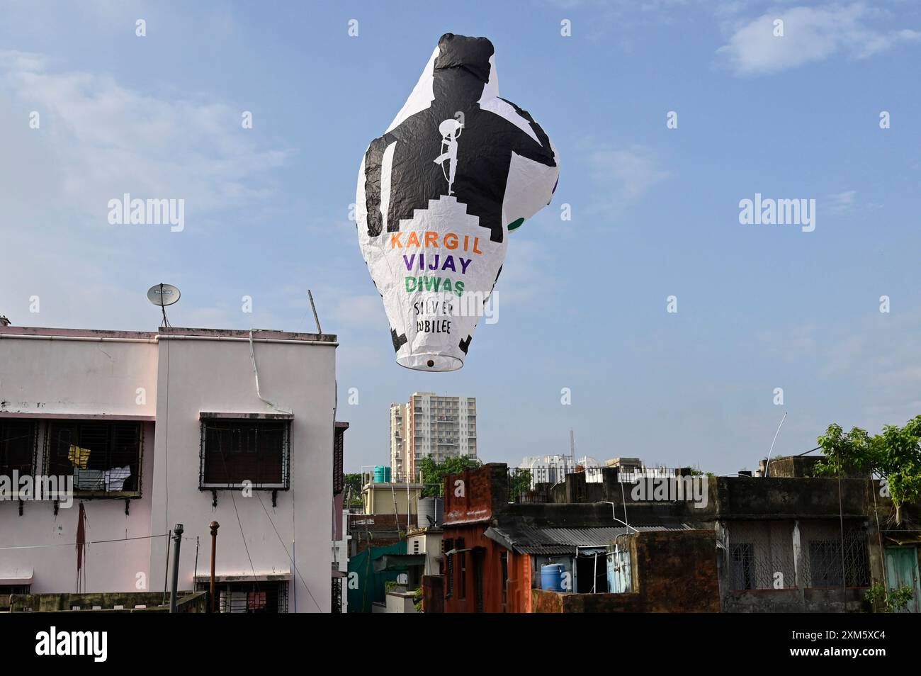 Kolkata, Inde. 25 juillet 2024. KOLKATA, INDE - JUILLET 25 : les gens volent une montgolfière spéciale pour marquer le 25e anniversaire de la guerre de Kargil le 25 juillet 2024 à Kolkata, en Inde. (Photo de Samir Jana/Hindustan Times/Sipa USA) crédit : Sipa US/Alamy Live News Banque D'Images