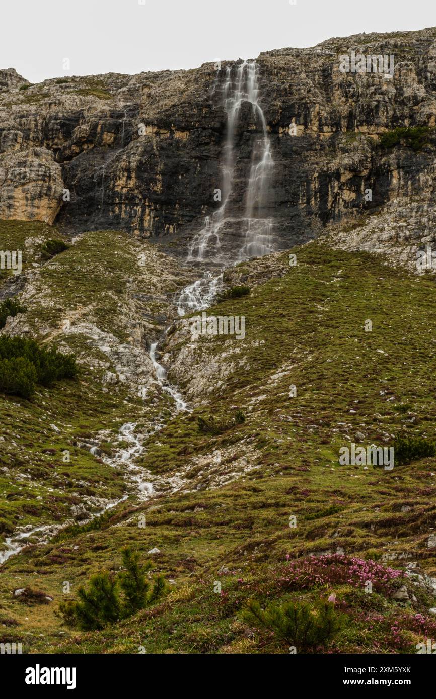 Circuit de tre Cime en juin : sentiers enneigés et Dolomites apparaissant à travers la brume imprévisible Banque D'Images