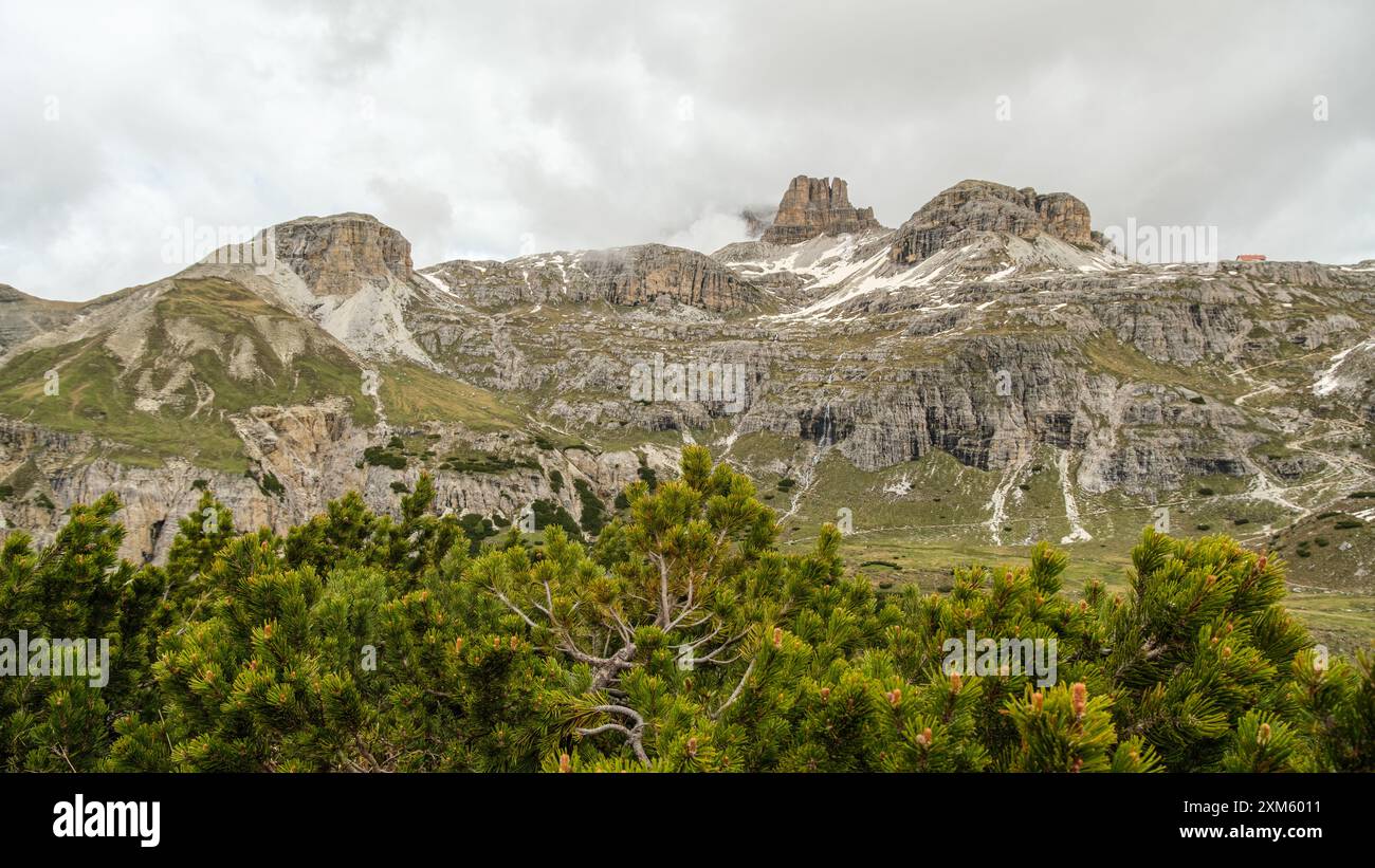Randonnée Tre Cime circuit : neige et brouillard créant une atmosphère enchanteresse autour des sommets des Dolomites Banque D'Images