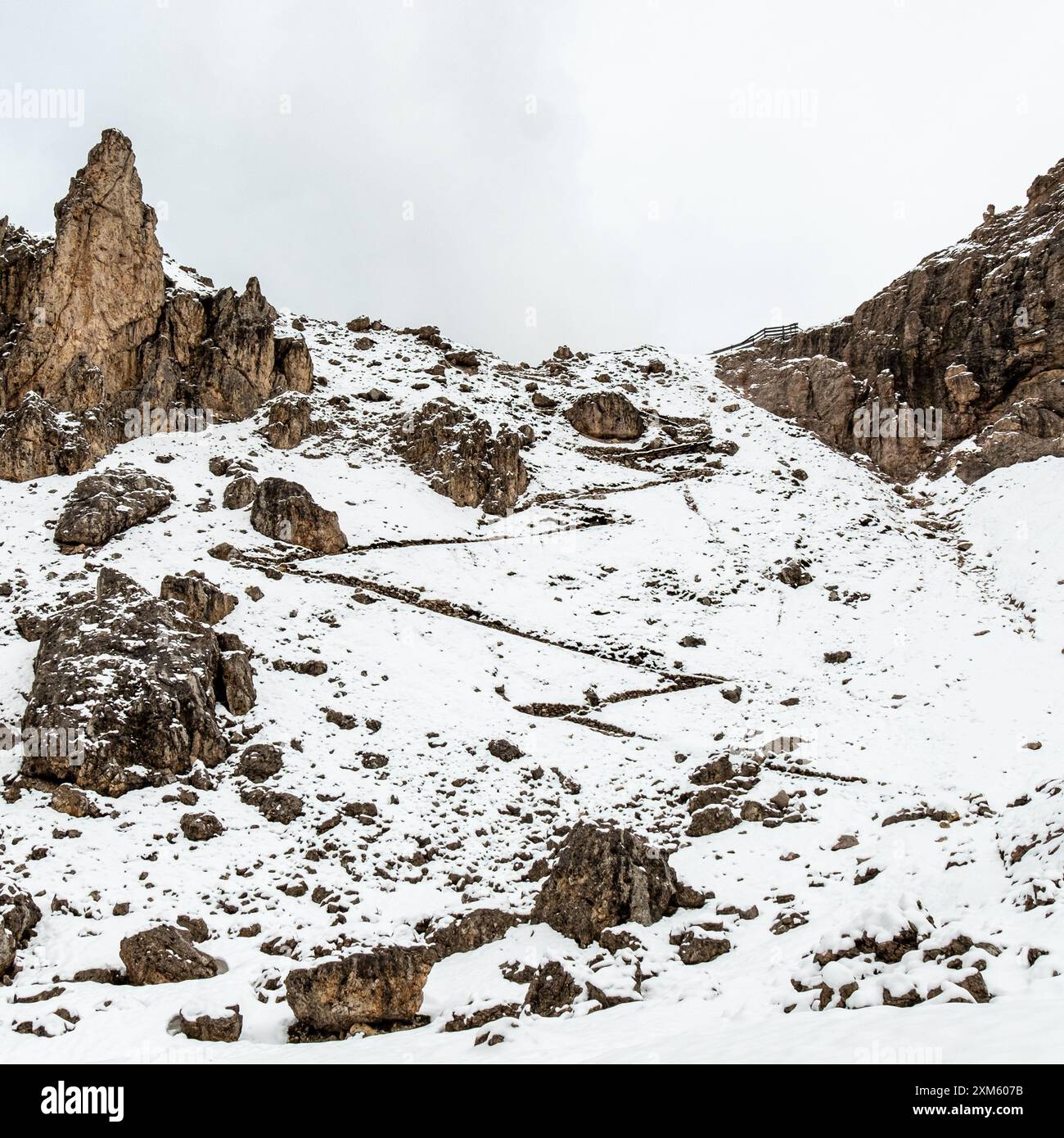 Découvrez le Groupe CIR en juin : randonnées à travers les sentiers enneigés et les nuages dérivants au cœur des Dolomites Banque D'Images