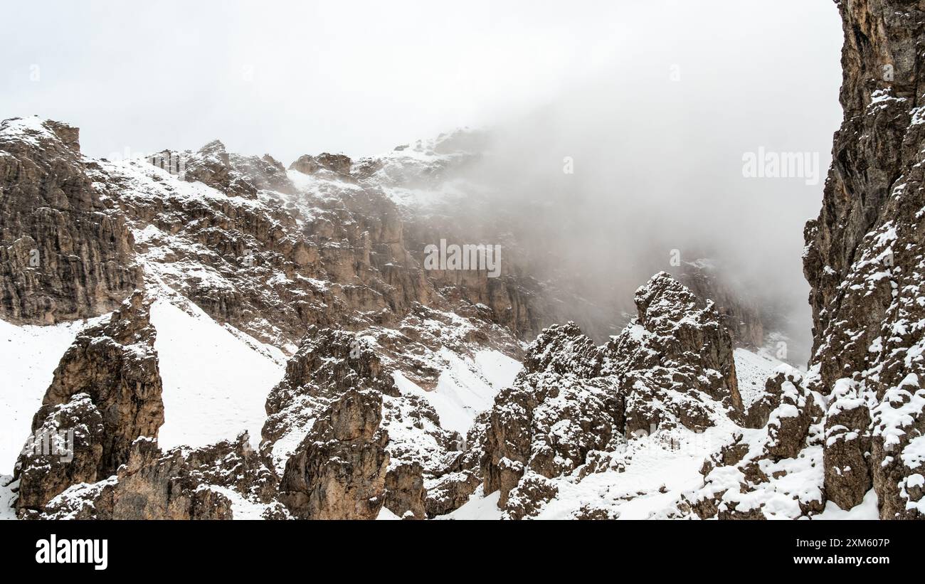 Découvrez la beauté sereine du Groupe CIR : des aventures de randonnée de juin à travers la neige et les nuages brumeux. Banque D'Images