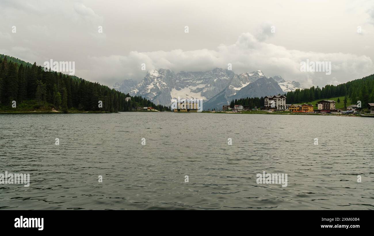 Découvrez la beauté enchanteresse du Lago di Misurina, où le lac immaculé et les montagnes majestueuses créent un cadre idyllique au cœur du Dol Banque D'Images