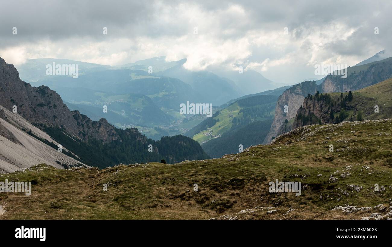 Depuis le sommet du Val Vallunga, contemplez l'étendue pittoresque de Selva di Val Gardena, où le charmant village se niche au milieu de superbes montagnes Banque D'Images