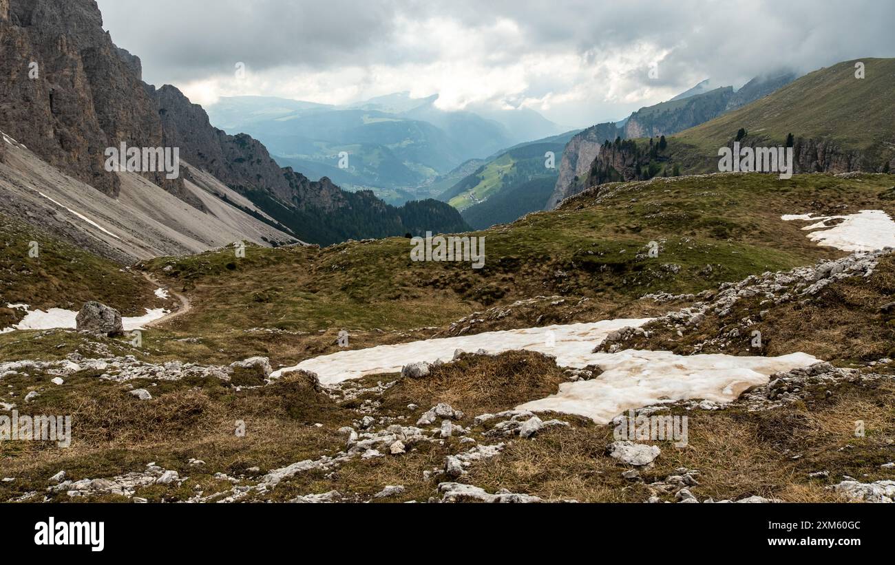 Découvrez la vue imprenable sur Selva di Val Gardena au loin, un spectacle serein de beauté naturelle encadré par les majestueux sommets de Val Val Banque D'Images