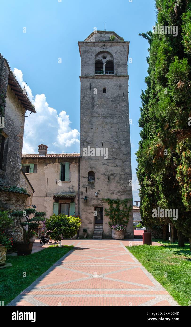 Colombare vous invite à explorer ses rues historiques et ses paysages pittoresques, en capturant le véritable esprit de Sirmione Banque D'Images Colombare vous invite à explorer ses rues historiques et ses paysages pittoresques, en capturant le véritable esprit de Sirmione Banque D'Images