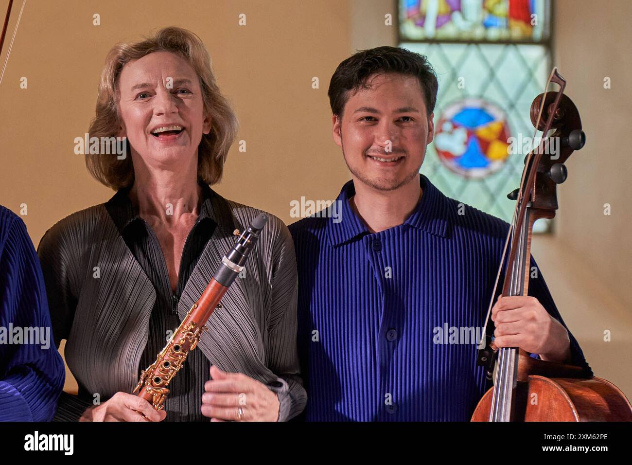 21.07.2024, Gstaad Menuhin Festival & Academy 2024 : un adieu au beau monde - TRANS-cendence IV , Konzert des Schumann Quartetts mit Sabine Meyer. Klarinettistin Sabine Meyer nimmt nach der Aufführung von Mozarts Klarinettenquintett in A-dur, KV 581, den Applaus des Publikums entgegen. Neben ihr Mark Schumann Cello. Zweisimmen Reformierte Kirche Bern Suisse *** 21 07 2024, Gstaad Menuhin Festival Academy 2024 Un adieu au beau monde TRANS cendence IV , concert du Quatuor Schumann avec Sabine Meyer clarinettiste Sabine Meyer reçoit les applaudissements du public après Banque D'Images