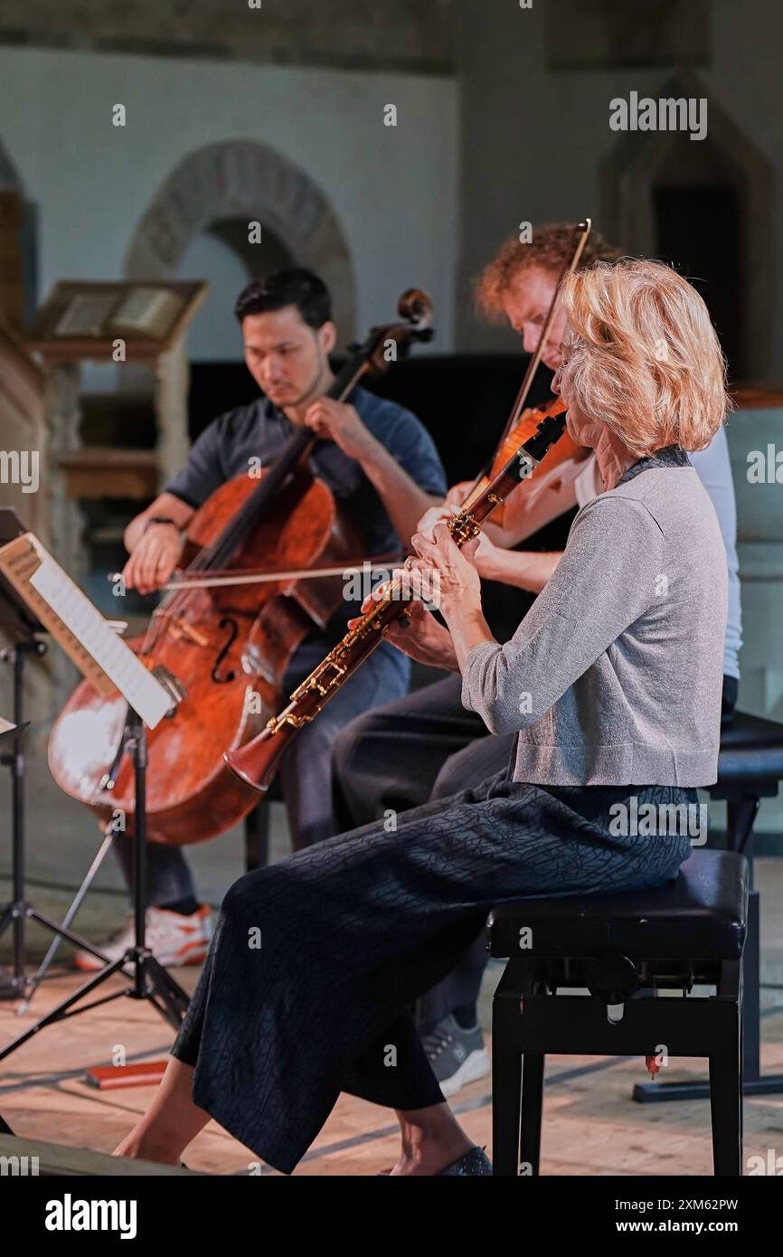 21.07.2024, Gstaad Menuhin Festival & Academy 2024: un adieu au beau monde - TRANS-cendence IV , Probe zum Konzert des Schumann Quartetts mit Sabine Meyer Die Klarinettistin Sabine Meyer probt am Nachmittag vor dem Konzert mit dem Kölner Schumann Quartett mit Mark Schumann Cello, Veit Hertenstein verdeckt, Viola und Sabine Meyer. Zweisimmen Reformierte Kirche Bern Suisse *** 21 07 2024, Gstaad Menuhin Festival Academy 2024 Un adieu au beau monde TRANS cendence IV , répétition pour le concert du Quatuor Schumann avec Sabine Meyer clarinettiste Sabine Meyer répète l'af Banque D'Images