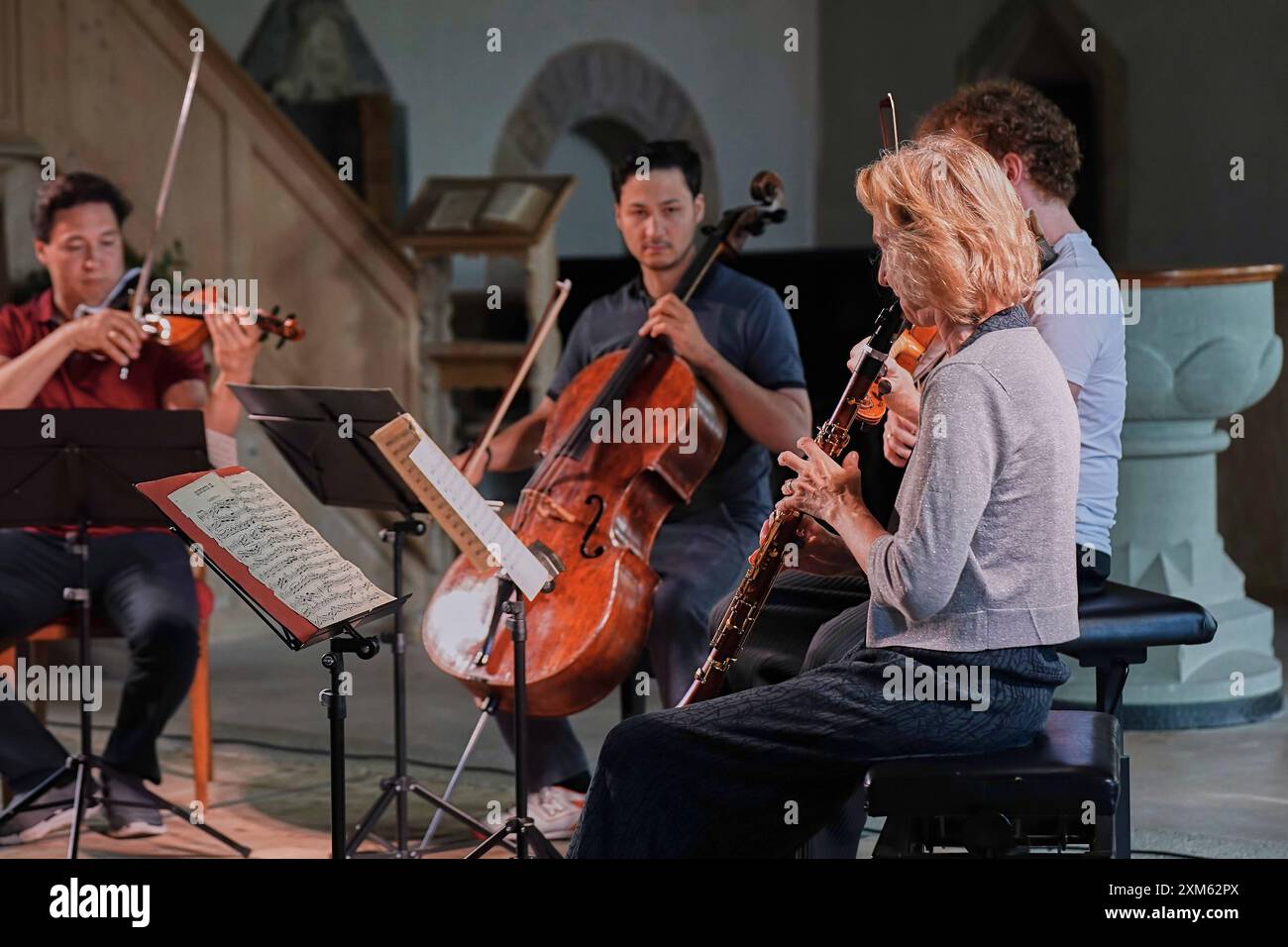 21.07.2024, Gstaad Menuhin Festival & Academy 2024: un adieu au beau monde - TRANS-cendence IV , Probe zum Konzert des Schumann Quartetts mit Sabine Meyer Die Klarinettistin Sabine Meyer probt am Nachmittag vor dem Konzert mit dem Kölner Schumann Quartett mit Ken Schumann Violine II, Mark Schumann Cello, Veit Hertenstein verdeckt, Viola und Sabine Meyer. Zweisimmen Reformierte Kirche Bern Suisse *** 21 07 2024, Gstaad Menuhin Festival Academy 2024 Un adieu au beau monde TRANS cendence IV , répétition pour le concert du Quatuor Schumann avec Sabine Meyer la clarinettiste Banque D'Images