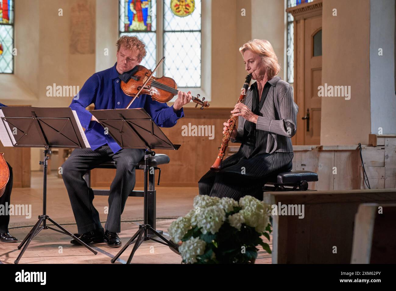 21.07.2024, Gstaad Menuhin Festival & Academy 2024 : un adieu au beau monde - TRANS-cendence IV , Konzert des Schumann Quartetts mit Sabine Meyer. Die Klarinettistin Sabine Meyer BEI der Aufführung von Mozarts Klarinettenquintett A-dur, KV 581, mit dem Kölner Schumann Quartett. Liens im Bild Veit Hertenstein Viola. Zweisimmen Reformierte Kirche Bern Suisse *** 21 07 2024, Gstaad Menuhin Festival Academy 2024 Un adieu au beau monde TRANS cendence IV , concert du Quatuor Schumann avec Sabine Meyer clarinettiste Sabine Meyer interprétant Mozarts clarinette Quintette dans Une ma Banque D'Images