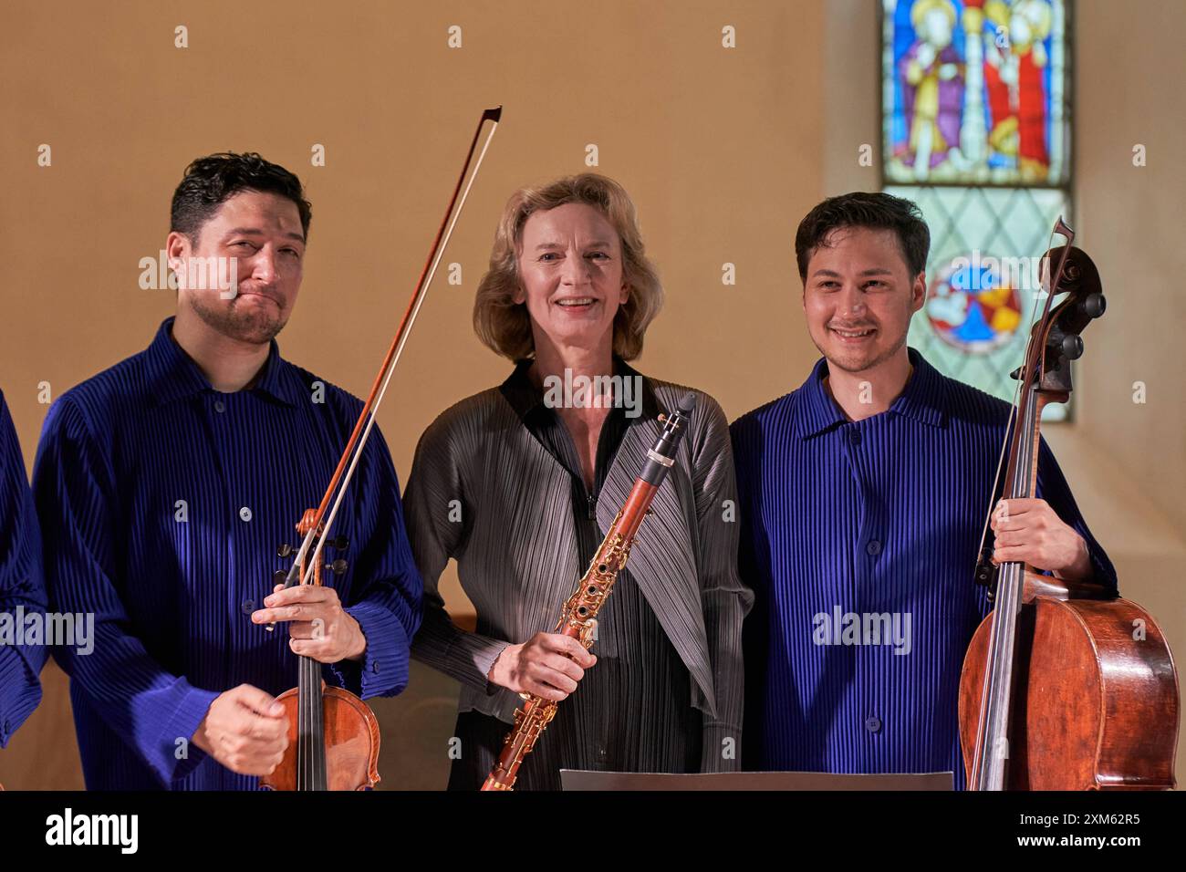 21.07.2024, Gstaad Menuhin Festival & Academy 2024 : un adieu au beau monde - TRANS-cendence IV , Konzert des Schumann Quartetts mit Sabine Meyer. Klarinettistin Sabine Meyer nimmt nach der Aufführung von Mozarts Klarinettenquintett in A-dur, KV 581, den Applaus des Publikums entgegen. Neben ihr Erik Schumann links, Violine i und Mark Schumann Cello. Zweisimmen Reformierte Kirche Bern Suisse *** 21 07 2024, Gstaad Menuhin Festival Academy 2024 Un adieu au beau monde TRANS cendence IV , concert du Quatuor Schumann avec Sabine Meyer clarinettiste Sabine Meyer Banque D'Images