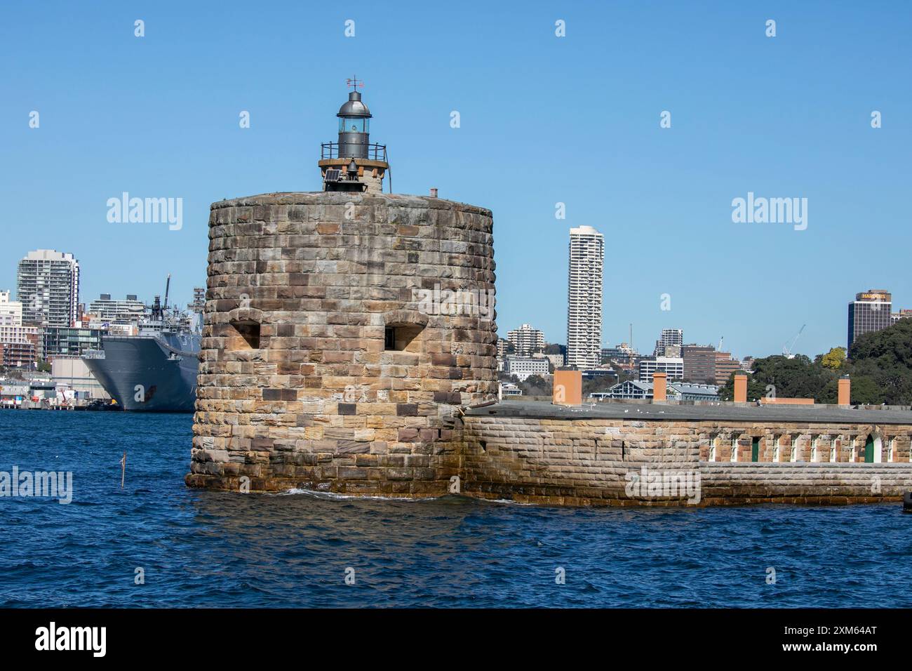 Fort Denison sur le port de Sydney avec Garden Island base navale au loin, Sydney, Nouvelle-Galles du Sud, Australie Banque D'Images