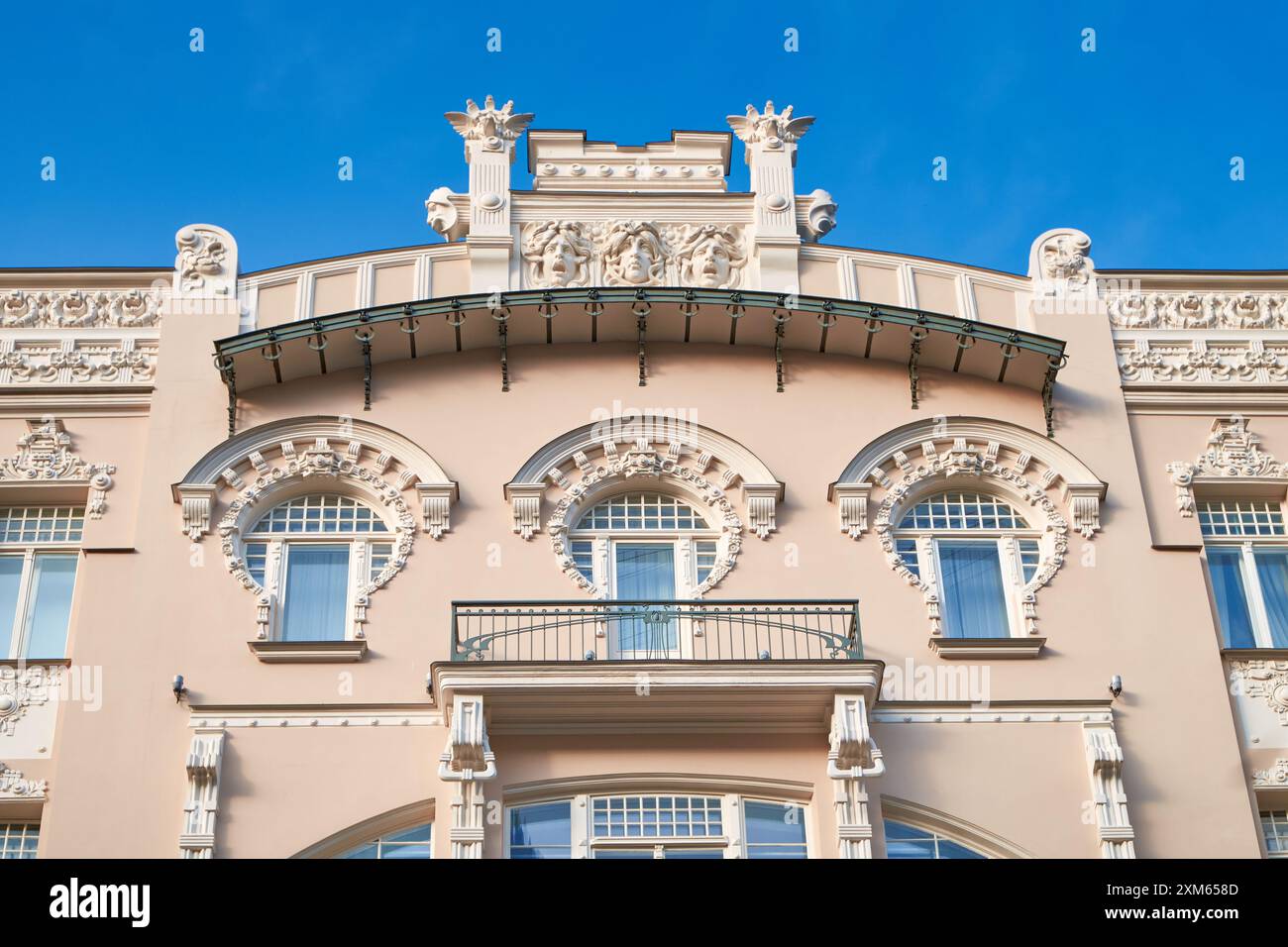 Attractions touristiques lettones - architecture Art Nouveau, belle façade de bâtiment dans le centre-ville de Riga, Lettonie. Banque D'Images