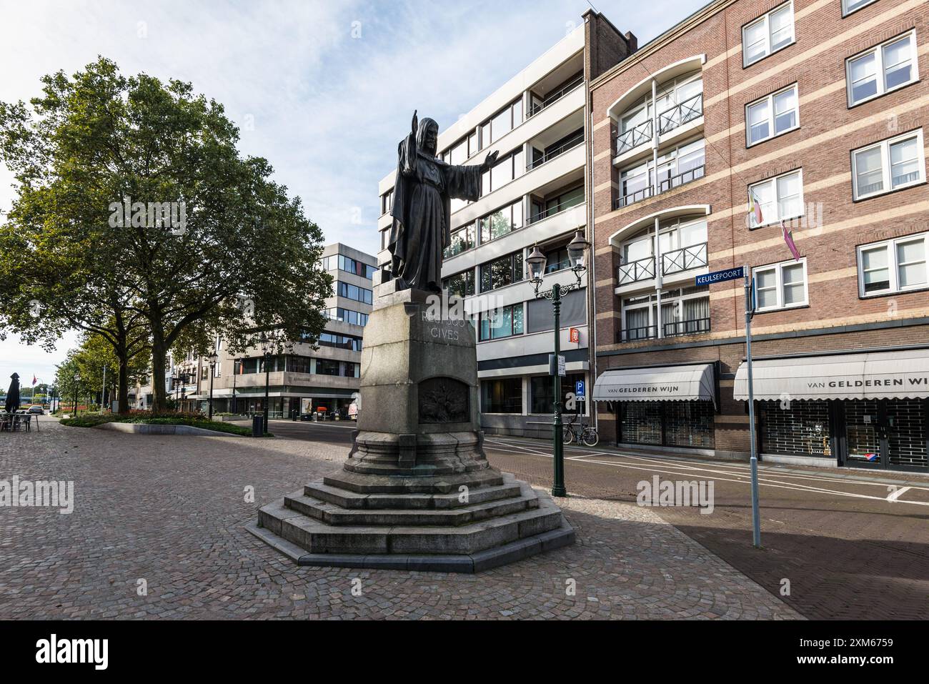 Venlo, pays-Bas - 25 septembre 2023 : vue sur la rue de la vieille ville de Venlo avec la statue du Sacré-cœur de Jésus-Christ dans la ville néerlandaise de Venlo, pro Banque D'Images