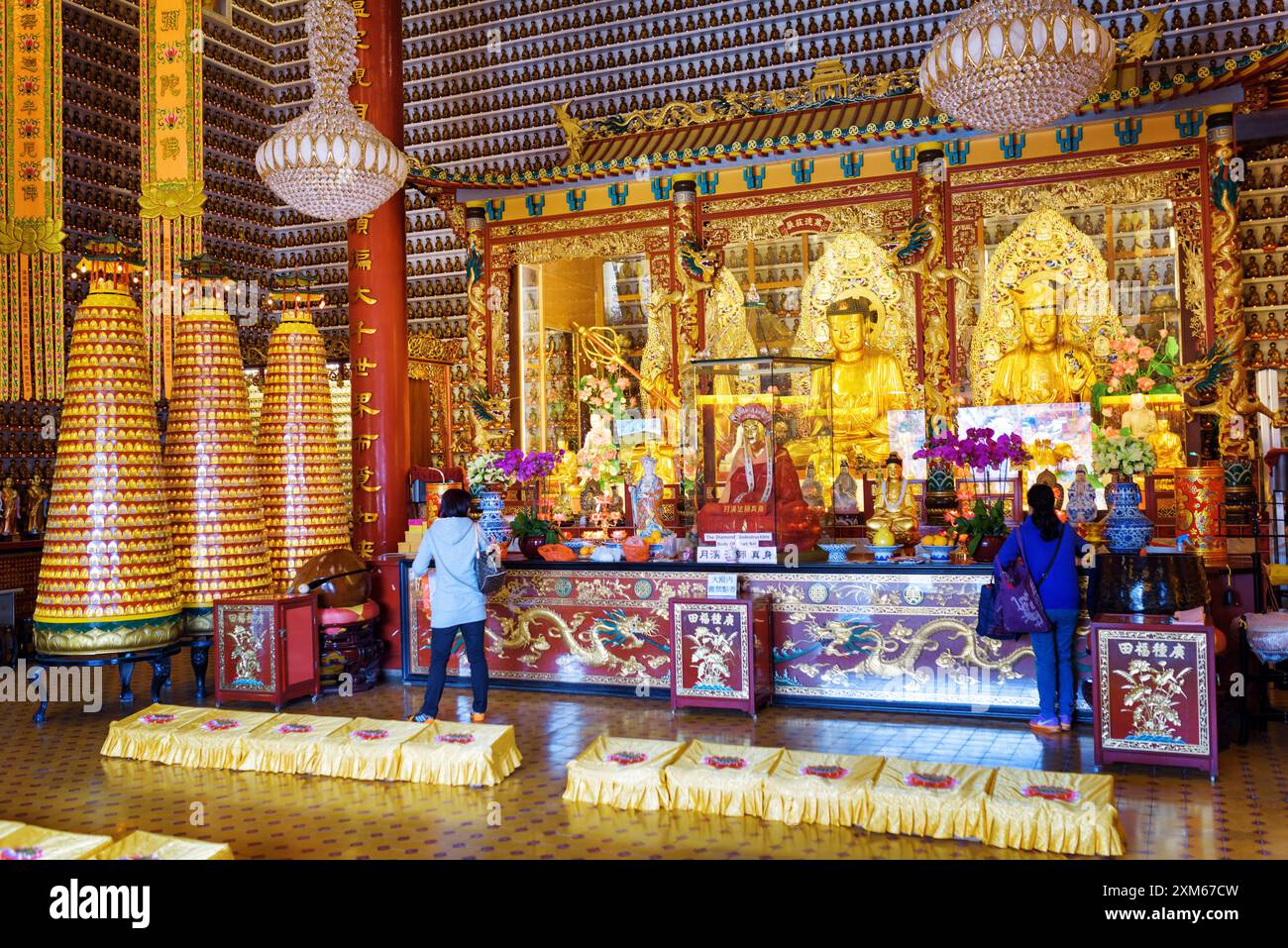 Statues de Bouddha dorées à l'intérieur des dix mille Bouddha Banque D'Images