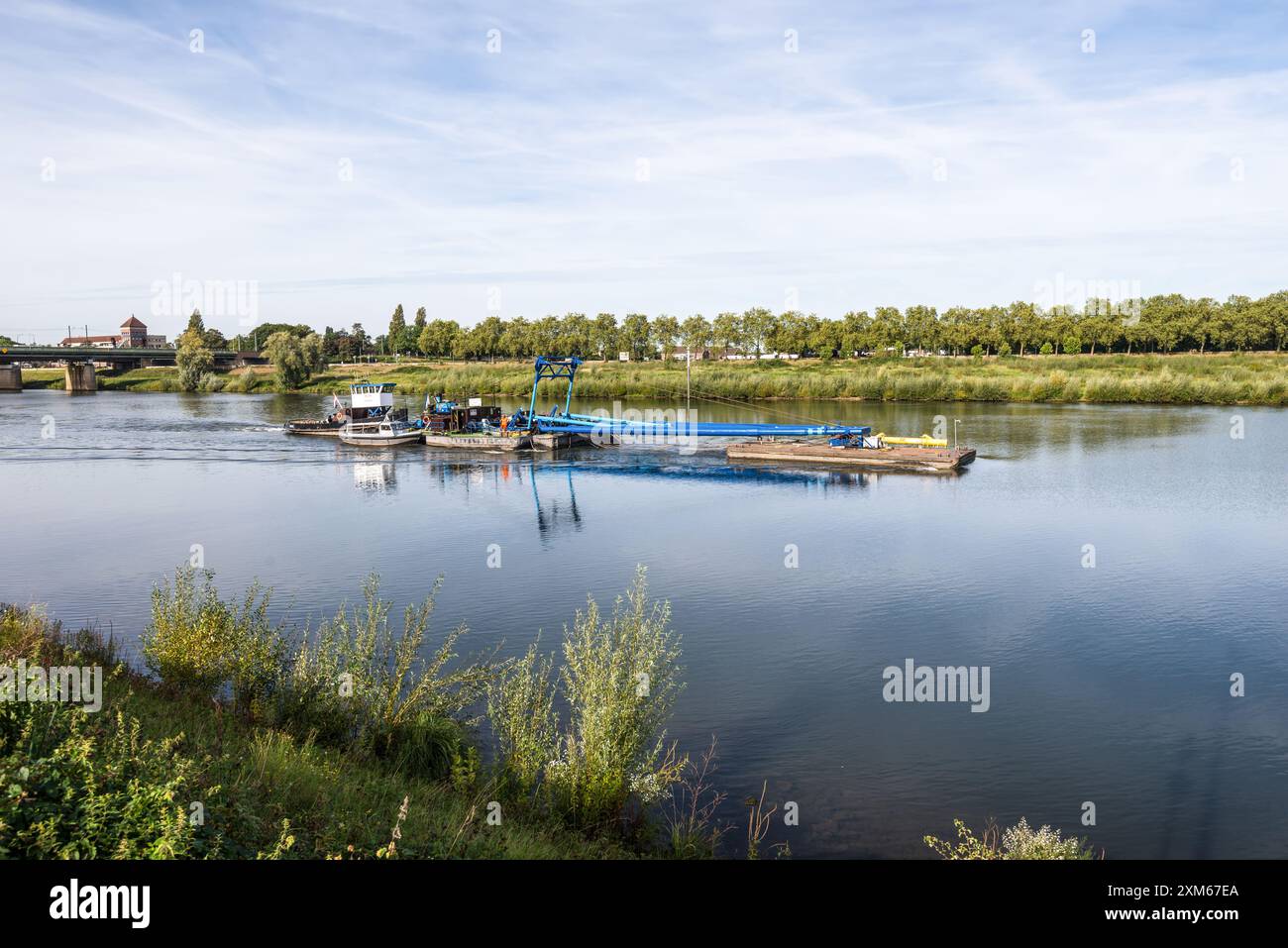 Venlo, pays-Bas - 25 septembre 2023 : scène sur la Meuse avec un remorqueur poussant des barges spéciales pour le transport de grandes pièces métalliques à Venlo Banque D'Images