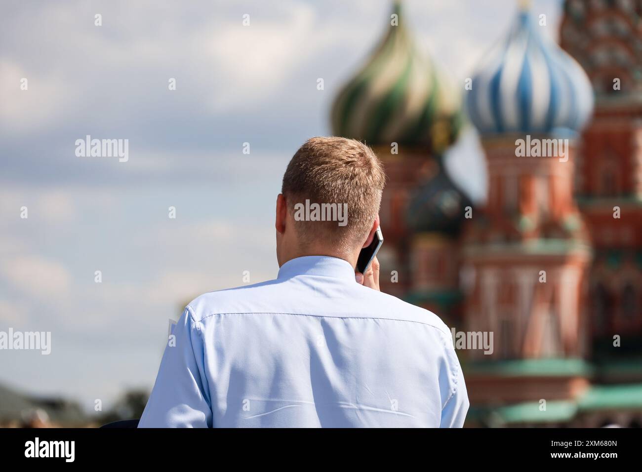 Homme parlant sur le téléphone portable sur la place Rouge à Moscou, vue arrière Banque D'Images