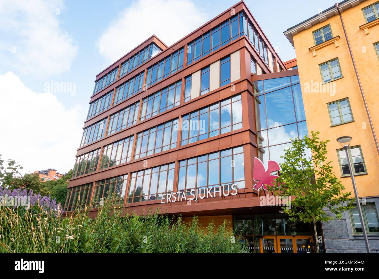 Stockholm, Suède - 25 juillet 2024 : façade et entrée principale du bâtiment de l'hôpital Ersta Sjukhus appartenant à Ersta diakoni par un lumineux matin d'été Banque D'Images