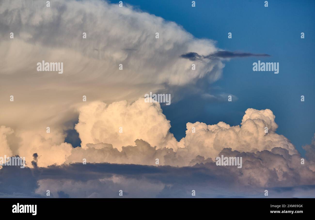 Paysage de nuages dramatique d'un orage avec des nuages cumulus Nimbus dans la lumière de Warm Dawn Banque D'Images