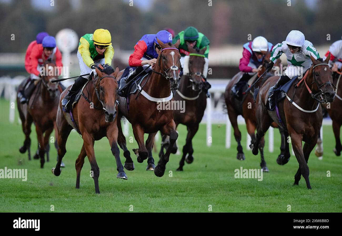 Newbury, Royaume-Uni. 23 juillet 2024. Throubi (casquette jaune) piloté par Ross Coakley remporte le Rayner Bosch car Service handicap 8,45, devant Lunar Shadow (casquette blanche) piloté par Hollie Doyle, à l'hippodrome de Newbury, au Royaume-Uni. Crédit : Paul Blake/Alamy Live News. Banque D'Images