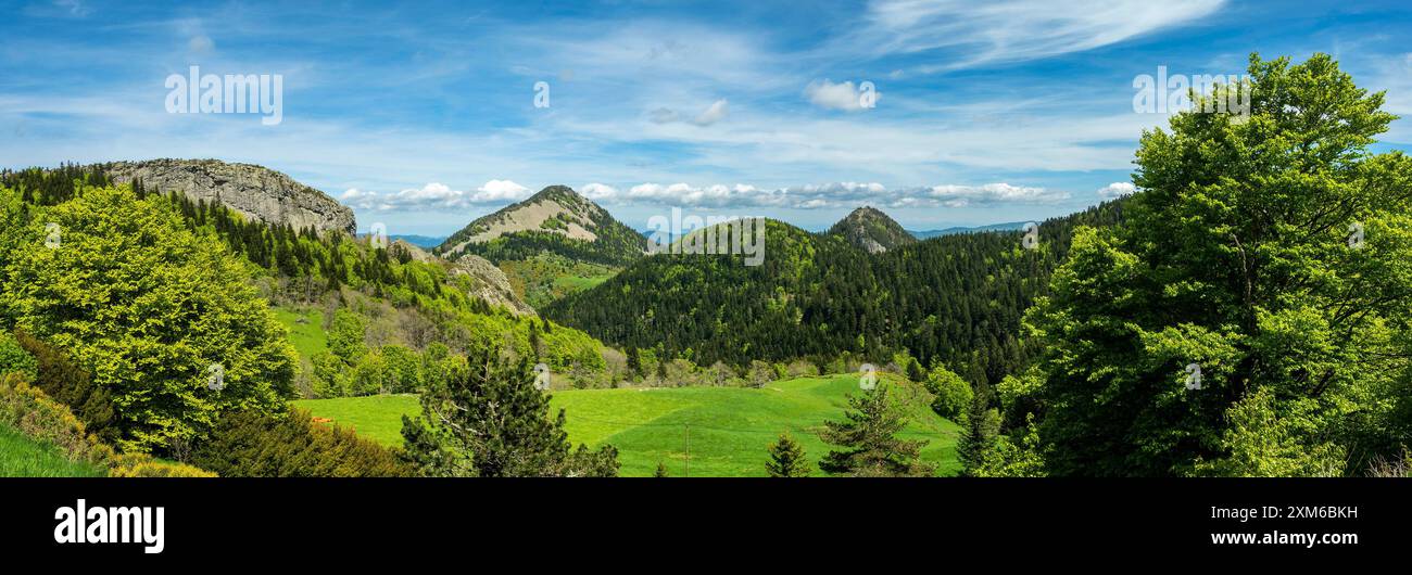 Vue panoramique sur les pics volcaniques en forme de dôme (sucs) dans le parc naturel régional des Monts d'Ardèche. Auvergne-Rhône-Alpes. France Banque D'Images